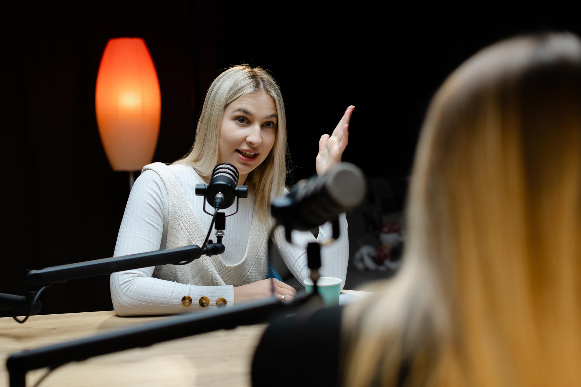 Dziennikarz prowadzący wywiad w studio